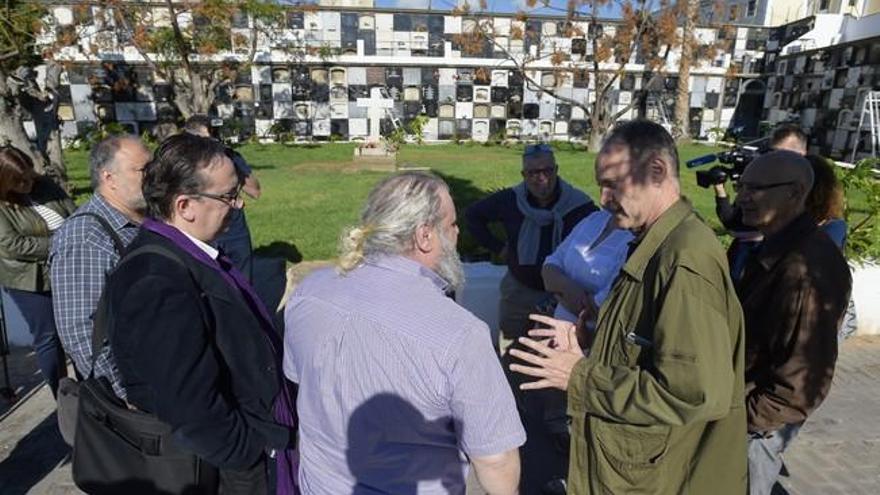 Visita de expertos al cementerio de Vegueta en 2016 para los trabajos de exhumación de represaliados