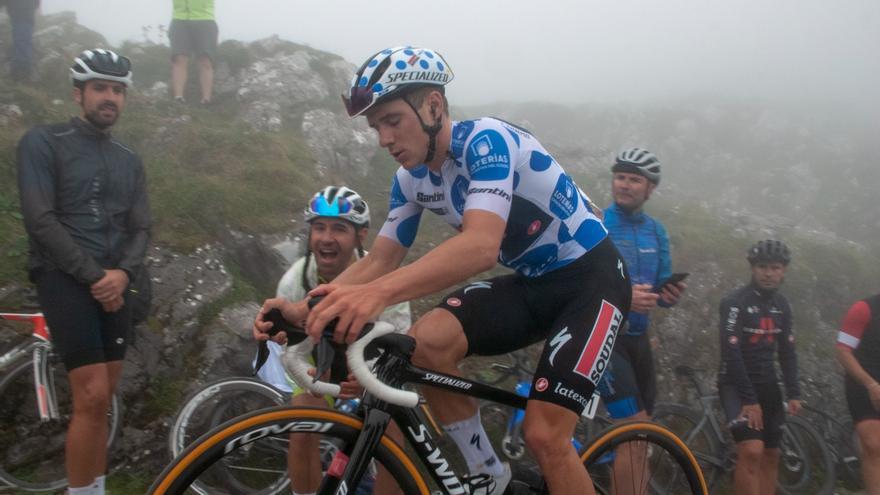 La caravana de la Vuelta Ciclista a España, en El Entrego durante la etapa del Angliru