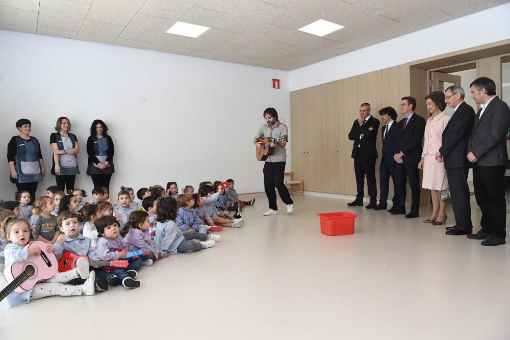 La madre de Felipe VI preside en la ciudad la celebración de los cien años de la institución benéfica y social.