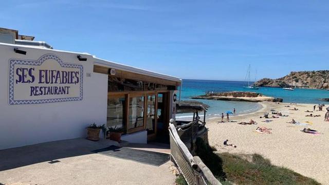 El restaurante tiene una vista privilegiada de Cala Tarida. | | SES EUFÀBIES
