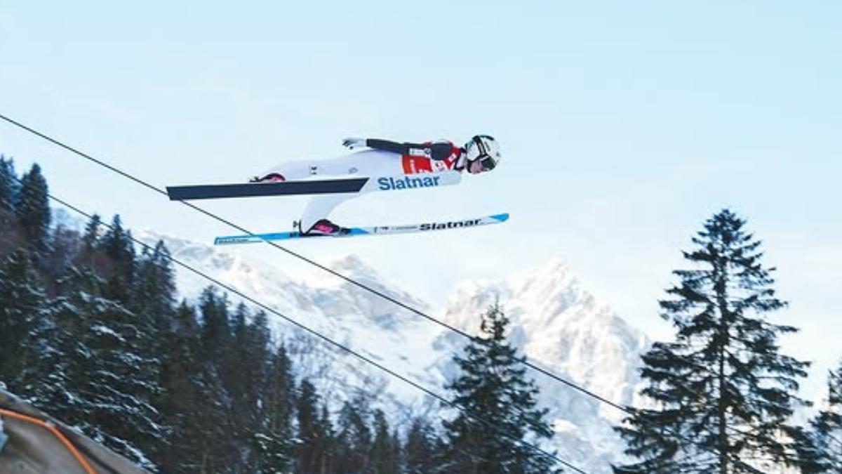 Preciosa imagen de Nika Prevc en pleno vuelo