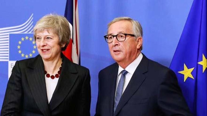 Theresa May y Jean-Claude Juncker.