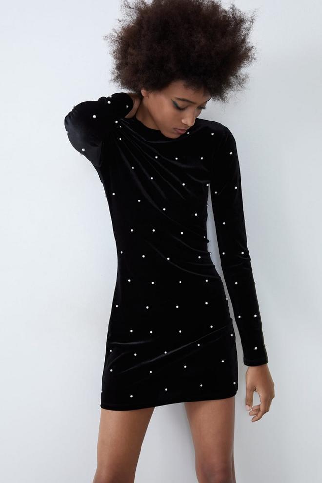 Si hay una prenda con la que tienes que hacerte estas navidades, esa es  este vestido de terciopelo repleto de perlas firmado por Zara - Woman