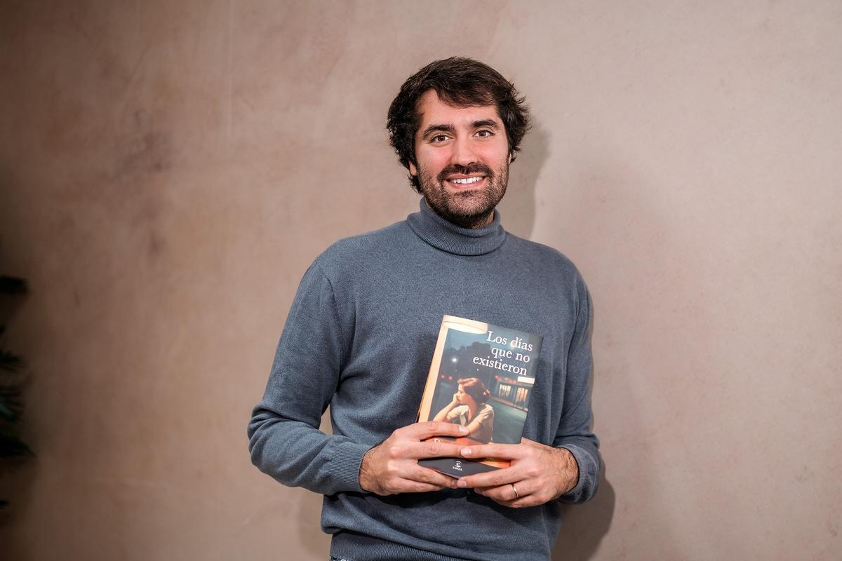 El autor con su novela entre las manos.