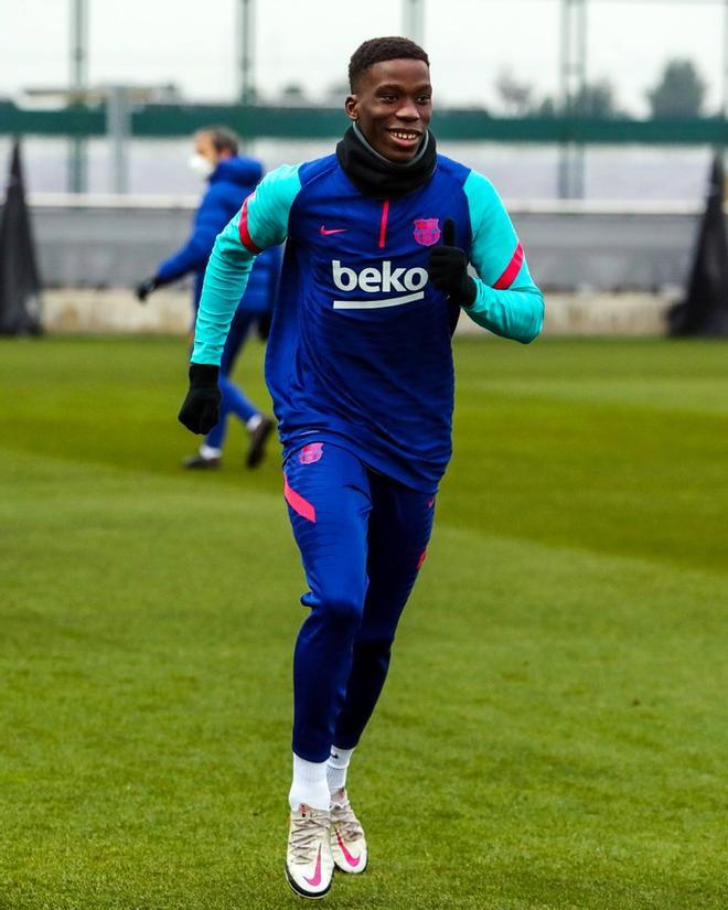 Ilaix Moriba, en un entrenamiento con el primer equipo del Barça.