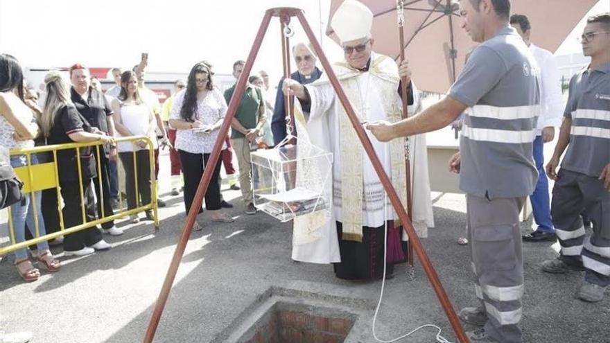 El obispo coloca la primera piedra de una nueva nave de Solemccor