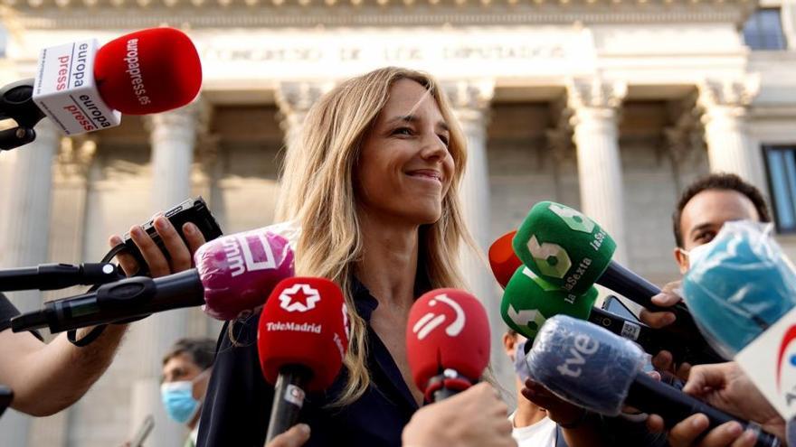 Cayetana Álvarez de Toledo atiende a los medios frente al Consejo de los Diputados.