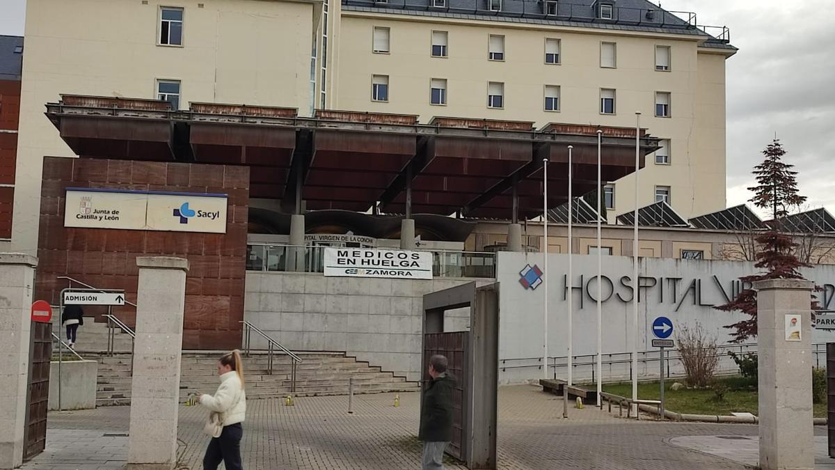 Una pancarta en el Virgen de la Concha anuncia la huelga.