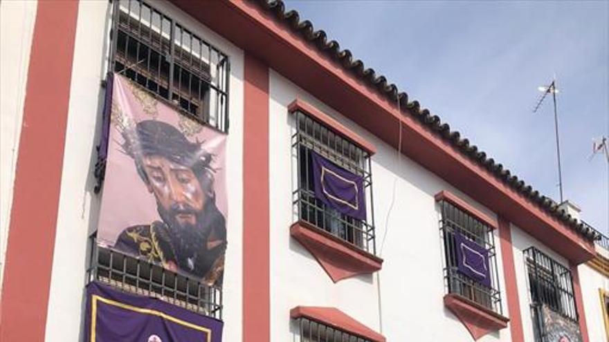 Semana Santa en Córdoba: otra tarde más de cofradías desde el ‘palco’ del salón