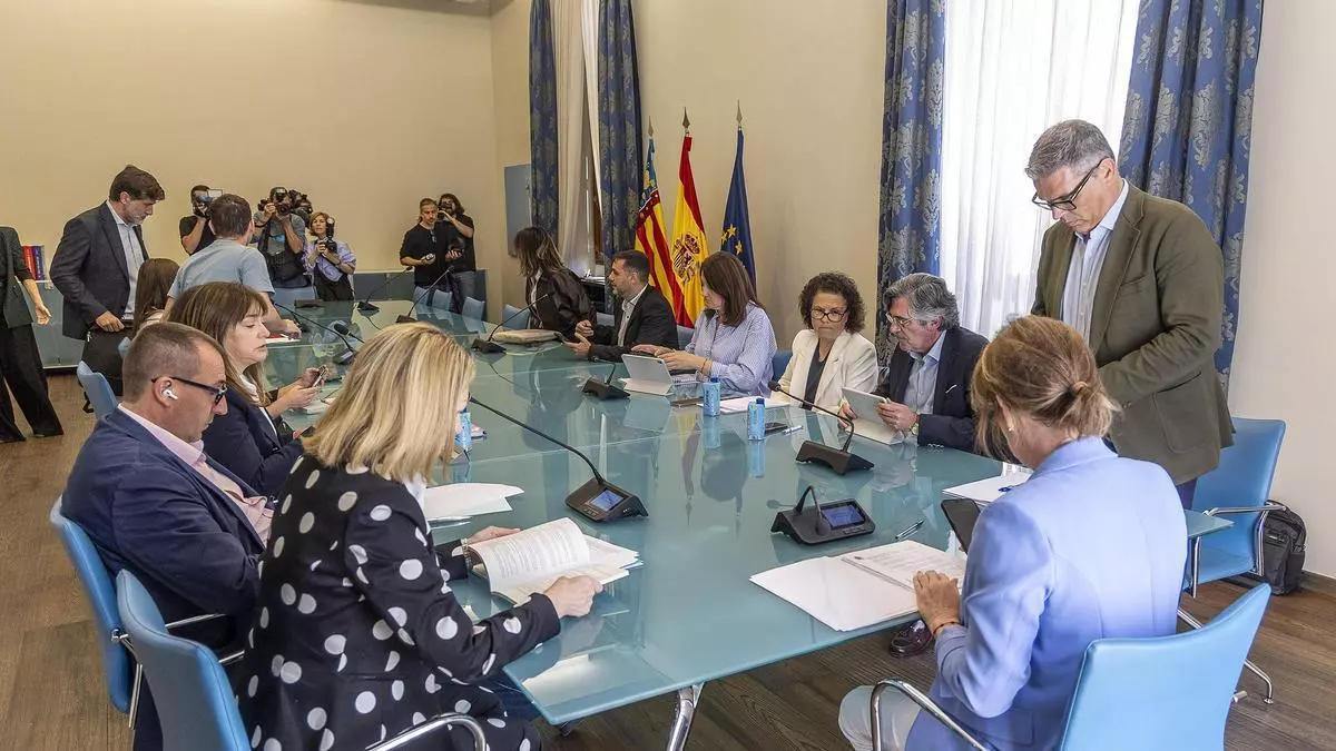El PP salva a Mazón de tener que comparecer ante la comisión del caso Baño de la Diputación de Alicante