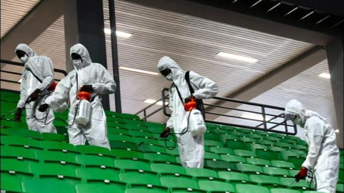 Operarios de limpieza, en las gradas del OAKA tras la disputa de la Final Four en Atenas.