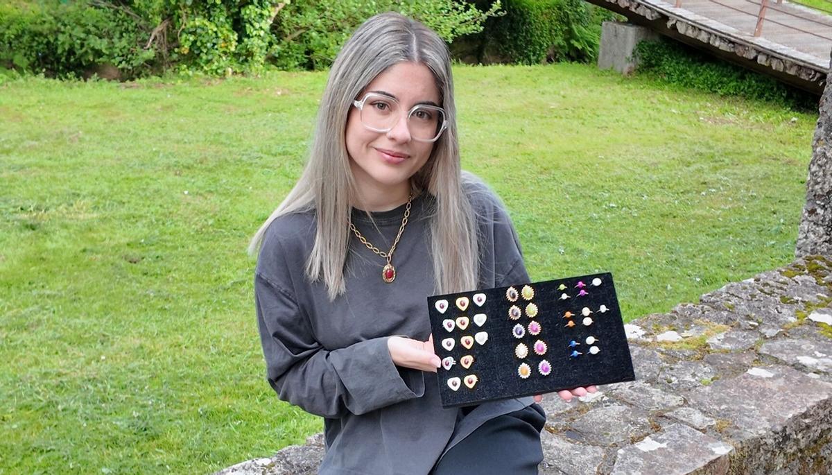 La artesana Sara Blanco, creadora de Atesourada, posa con algunas de sus joyas hechas con flores en Santiago.