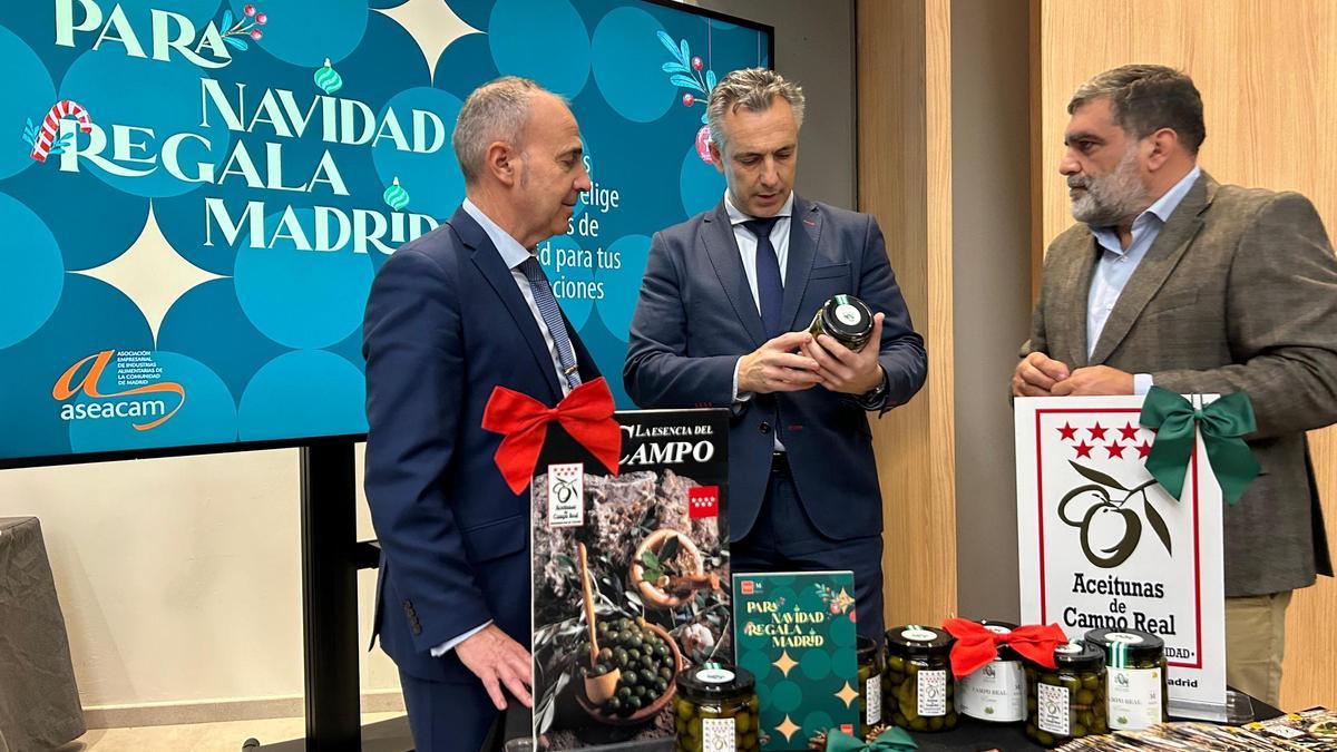 El consejero de Medio Ambiente, Agricultura e Interior, Carlos Novillo, presenta la iniciativa 'Para Navidad, regala Madrid'.