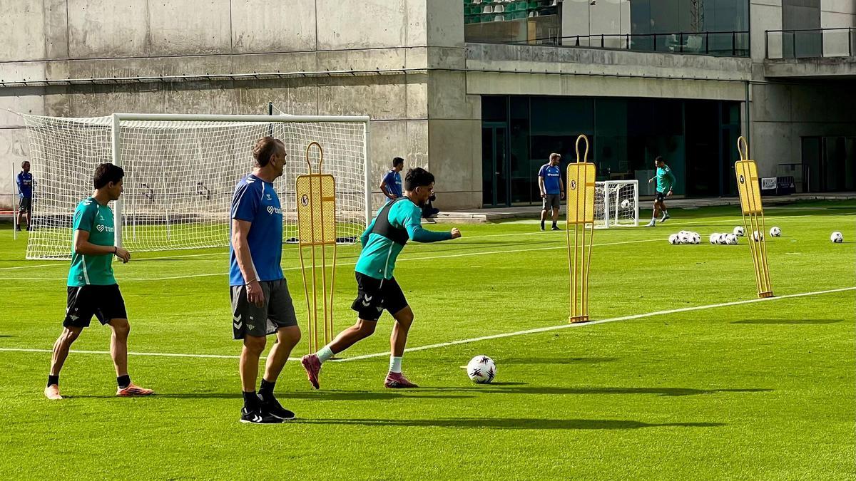 Pablo Fornals y Roro Riquelme junto a Rubén Cousillas en un entrenamiento del Betis