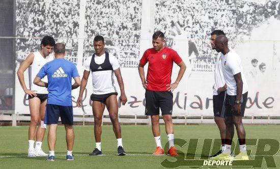 Caras largas tras perder ante el Betis