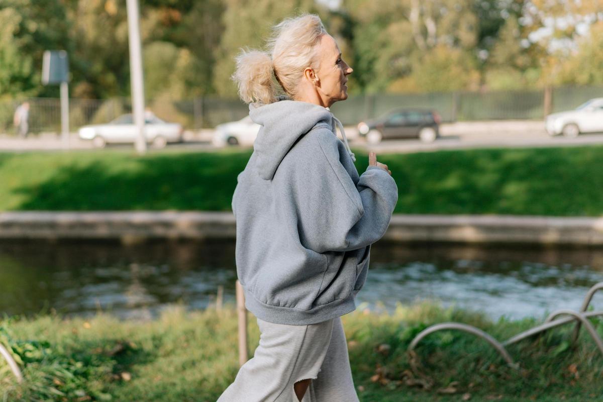 Rebajadas las zapatillas Skechers que arrasan entre las mujeres de 50 años por lo cómodas que son