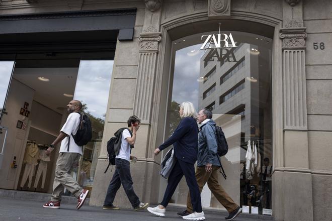 Barcelona 1983: la conquista mundial de Zara brotó en su primera tienda catalana, junto a la fuente de Canaletes