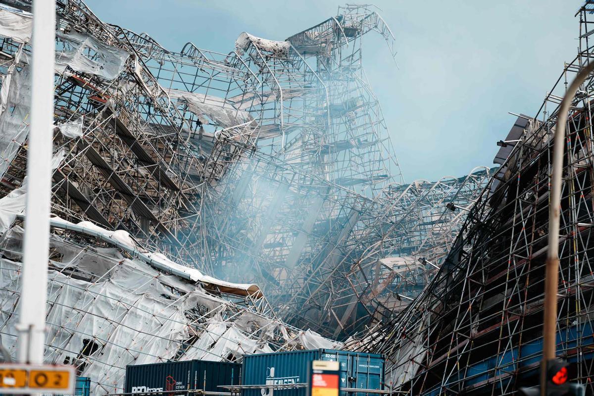 La Bolsa de Valores, uno de los edificios más antiguos de Copenhague, arrasada por un incendio.