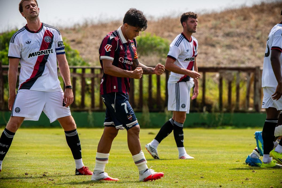 Roger Brugué celebrando un gol en pretemporada