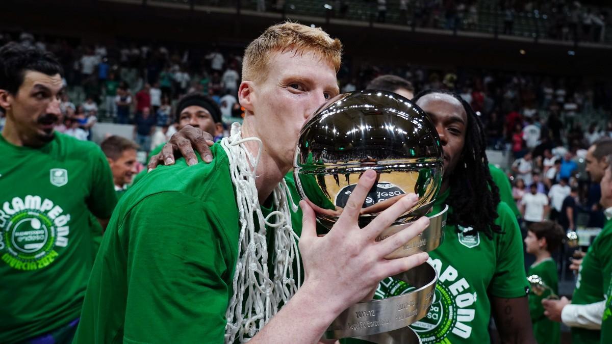 Alberto Díaz, con la Supercopa Endesa