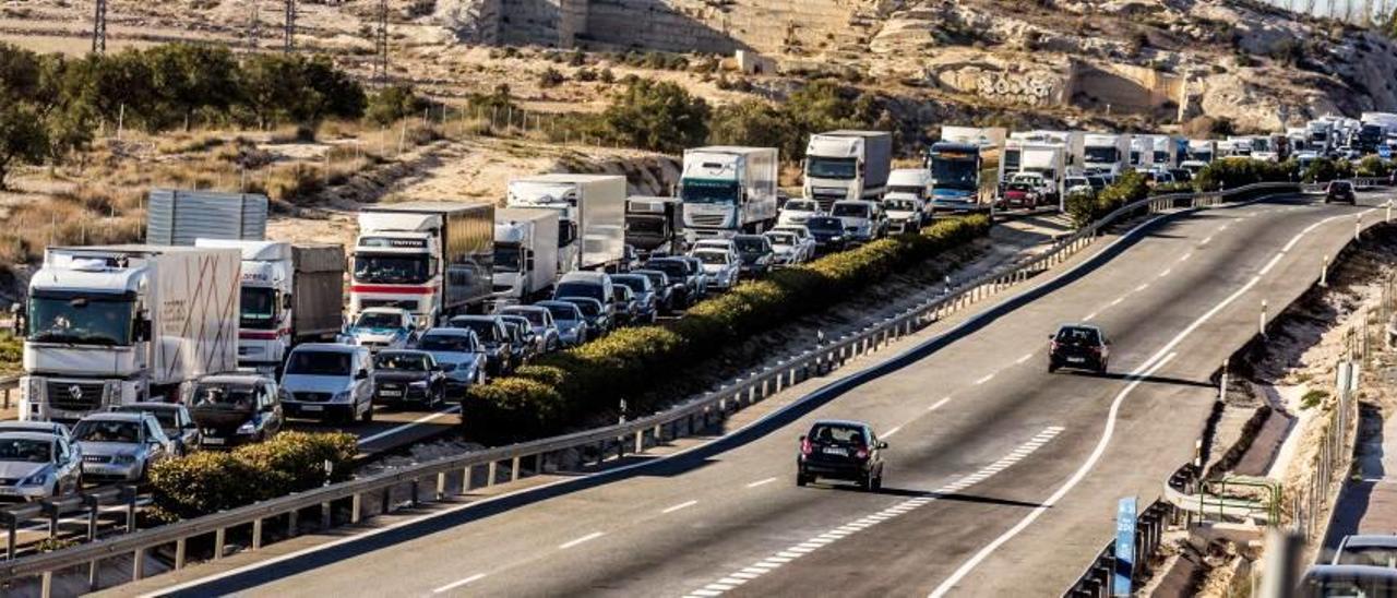 La carretera que une Villena con Alicante sufre fuertes colapsos sobretodo en periodos vacacionales.