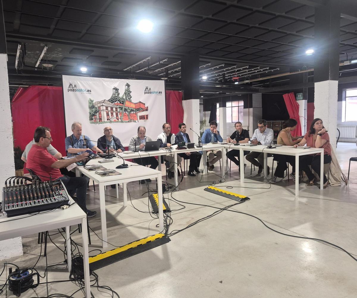 Asistentes a la asamblea de la Agrupación de Ferrocarriles Históricos Españoles.