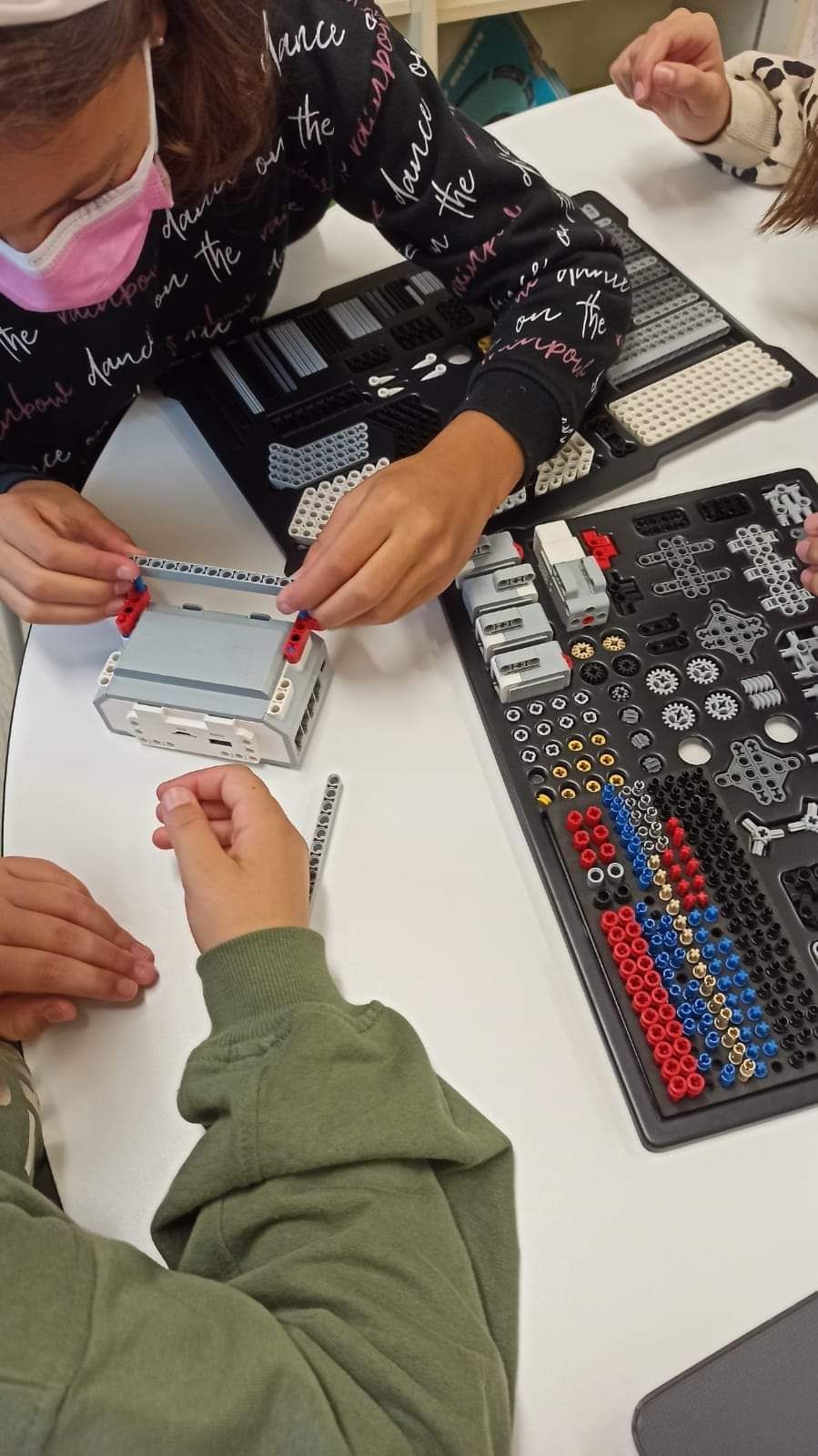 Inicio de curso "robotizado" en el colegio de San Cucao de Llanera