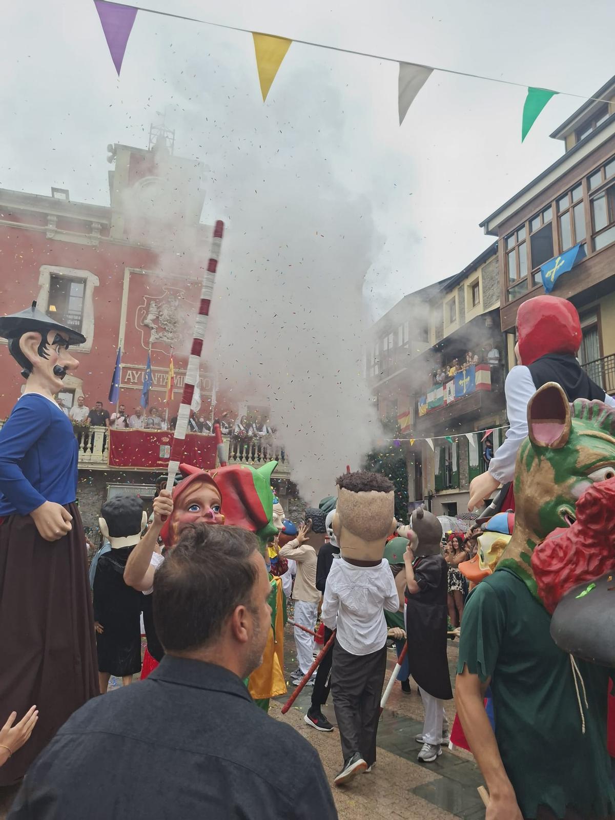 En imágenes: Así fue el chupinazo de las fiestas de Nuestra Señora de la Barca y San Roque En imágenes: Así fue el chupinazo de las fiestas de Nuestra Señora de la Barca y San Roque