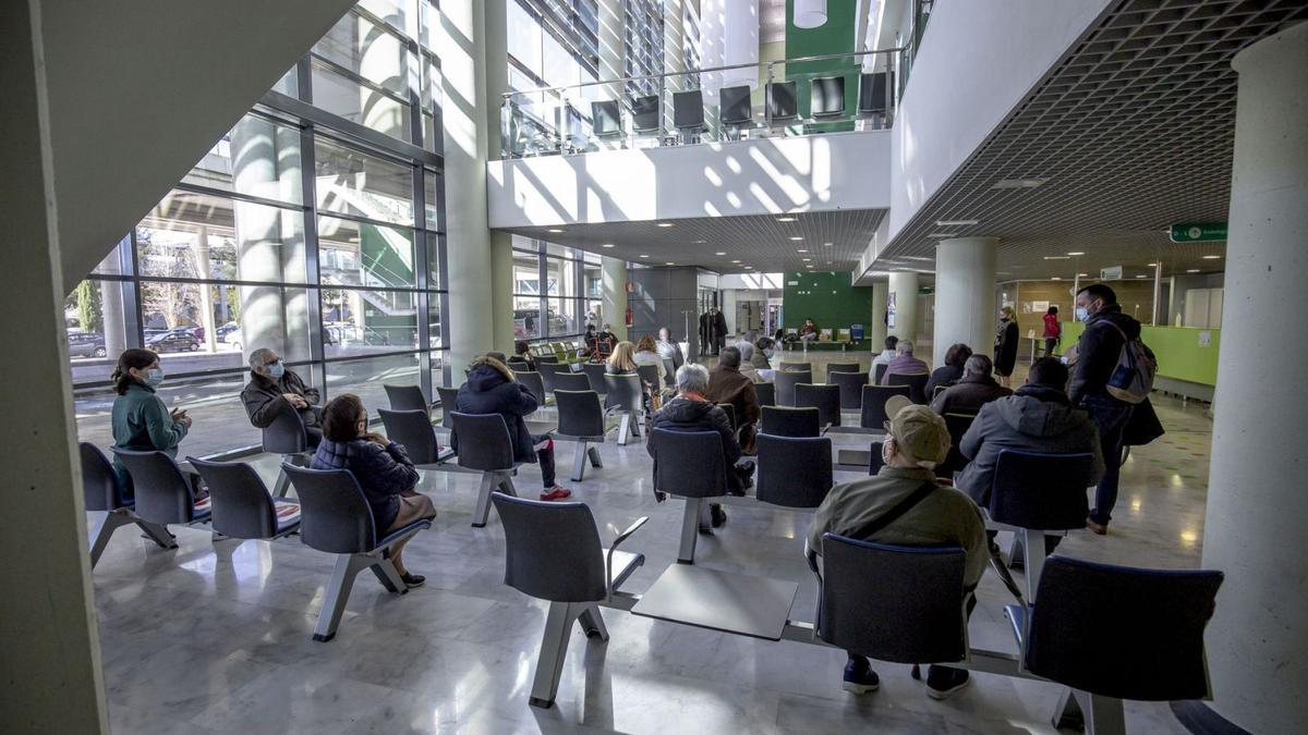 Pacientes aguardando una consulta con el médico en una sala de espera del hospital Son Espases.