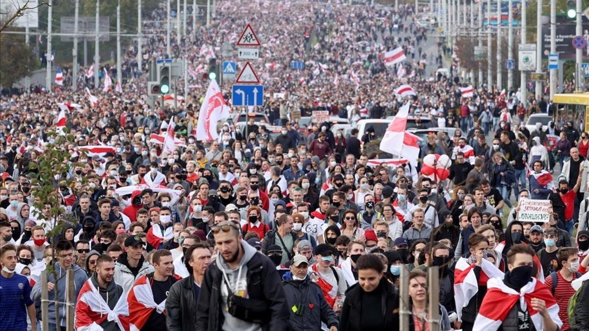 Miles de opositores al régimen de Lukashenko se manifiestan en Minsk en octubre del 2020.