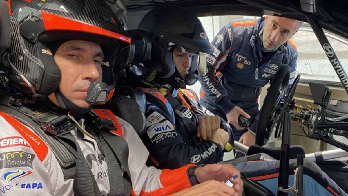 Carreras, junto a Dani Sordo en un test