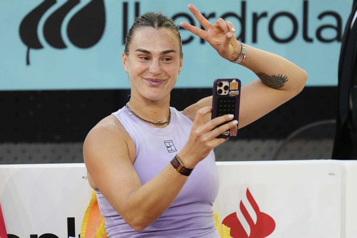 Sabalenka se hace un 'selfie' tras su victoria en el Mutua Madrid Open.
