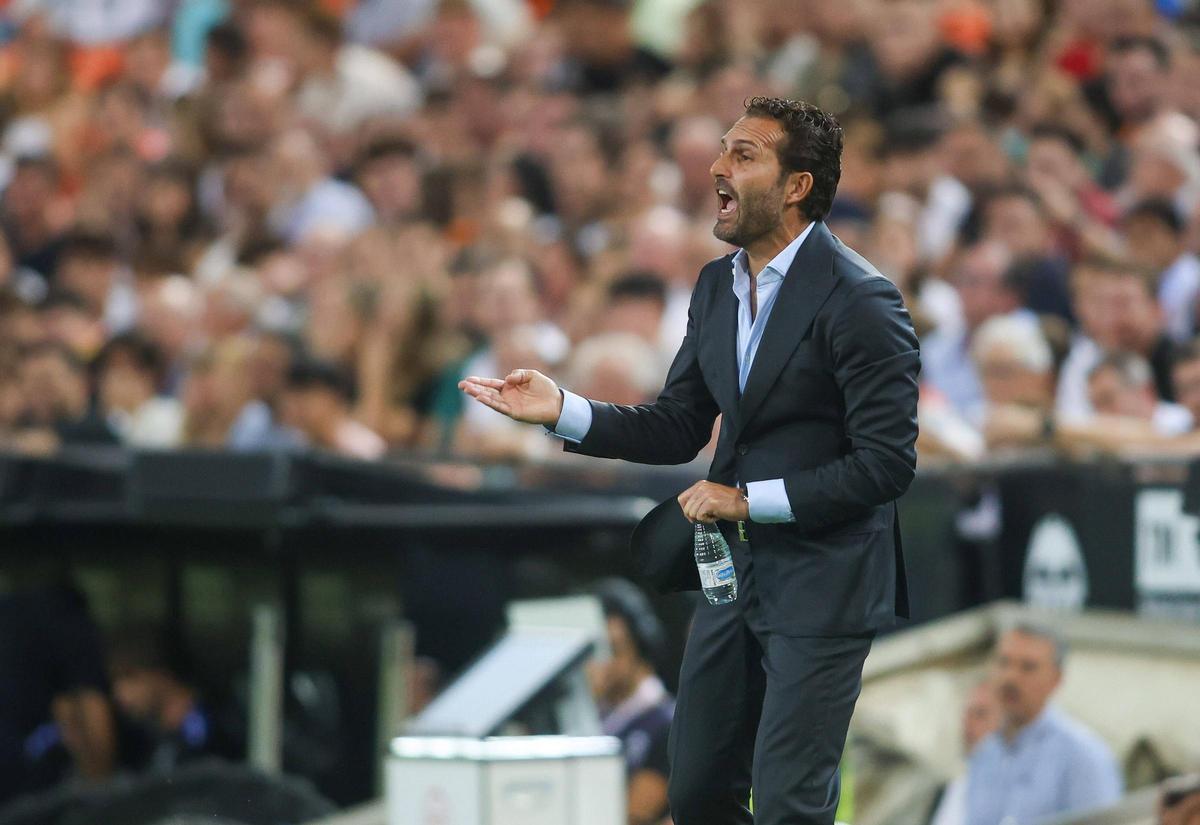 Rubén Baraja, ayer en la banda de Mestalla.
