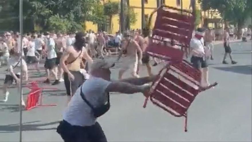 Batalla campal entre hinchas alemanes y escoceses en Sevilla