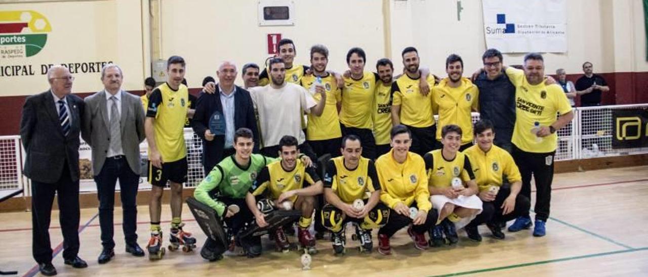 Los jugadores del Club Patin Raspeig tras el ascenso a Primera Nacional.