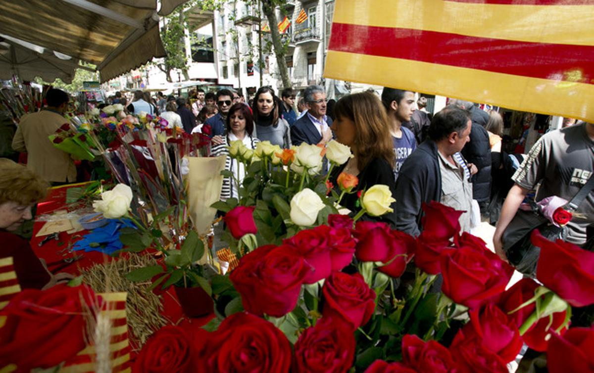 Ambiente que ha presentado la Rambla de Barcelona durante la ’diada’ de Sant Jordi.