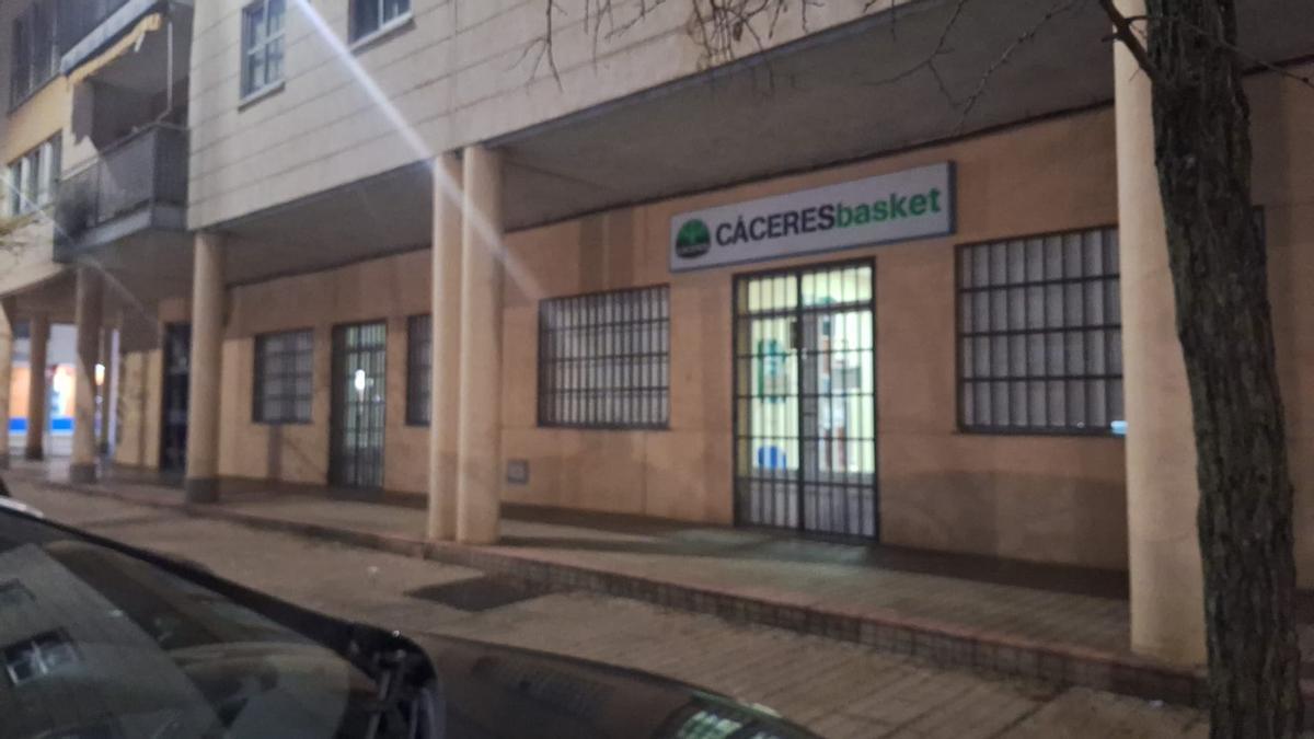 Imagen de la sede del Cáceres durante la reunión de este jueves, pasadas las 20.30 horas.