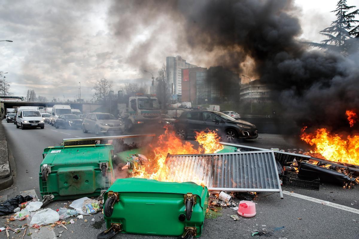 -FOTODELDIA- París (Francia), 17/03/2023.- Arde una barricada mientras los manifestantes bloquean el tráfico en la avenida periférica de París a primeras horas de la mañana en protesta contra la reforma de las pensiones del Gobierno francés, en París, Francia, el 17 de marzo de 2023. EFE/TERESA SUÁREZ