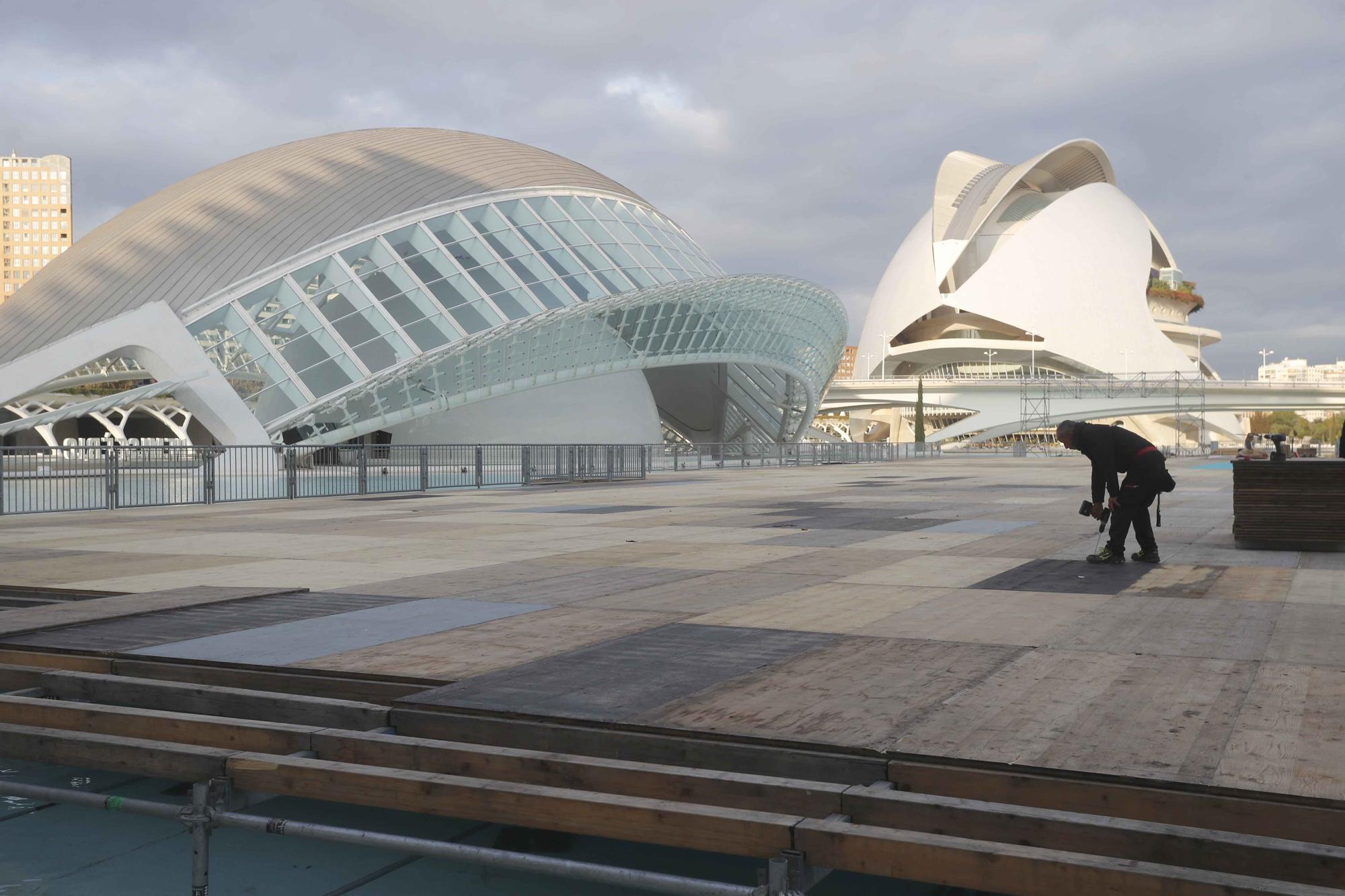 Montaje en la nueva ubicación de la meta de Maratón Valencia Trinidad Alfonso