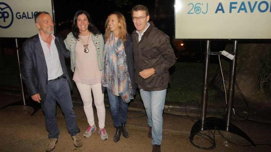 Agustín Hernández y Alberto Núñez Feijóo flanquean a Marta González y Paula Prado. // Xoan Álvarez