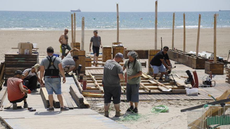 Operarios montando el chiringuito Solé Rototom Beach en la playa Gurugú