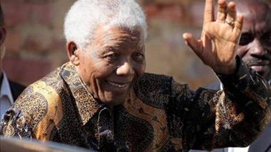 Mandela mejora de forma &quot;constante&quot; en su segundo día en el hospital