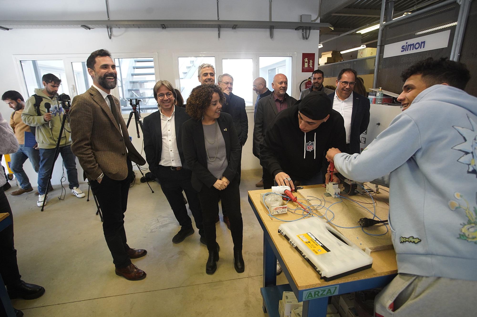 Roger Torrent visita el programa d'FP Ocupacional Dual d'electrònica a la ciutat de Girona