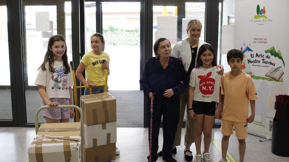 Por la izquierda, Candela Lamuño, Nuria Secades, Carmen Ruiz-Tilve, Adriana González, Claudia Fernández y Marco Aguado, en la entrada del colegio