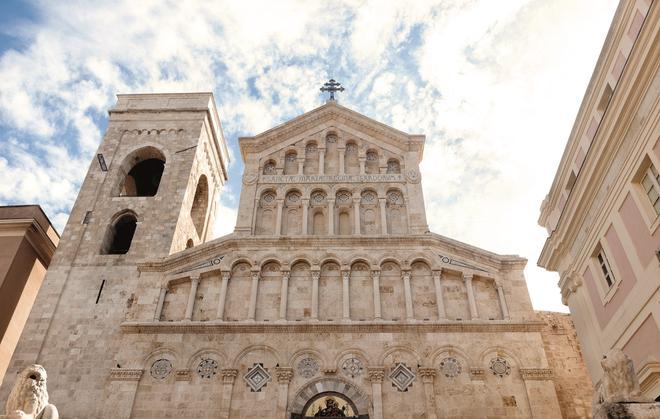 Fachada principal de la catedral de Cagliari.