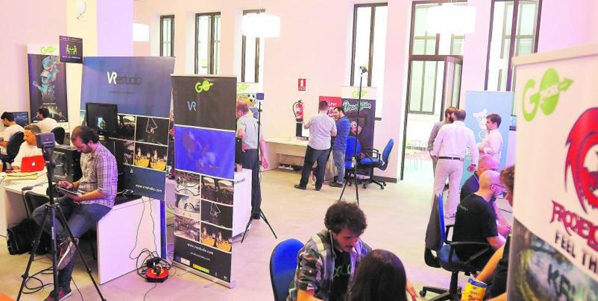 Usuarios del Polo Digital, ubicado en Tabacalera, uno de los grandes focos de atracción emprendedora relacionados con las nuevas tecnologías y la innovación. | ÁLEX ZEA