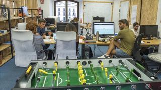 Hamacas y futbolín en el curro