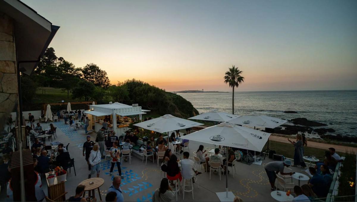 Atardecer en esta terraza sobre la playa de Bastiagueiro, en A Coruña.