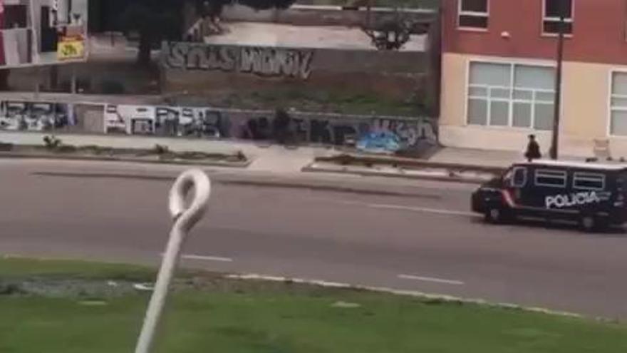 Un ciclista trata de escapar de la Policía y se acaba chocando