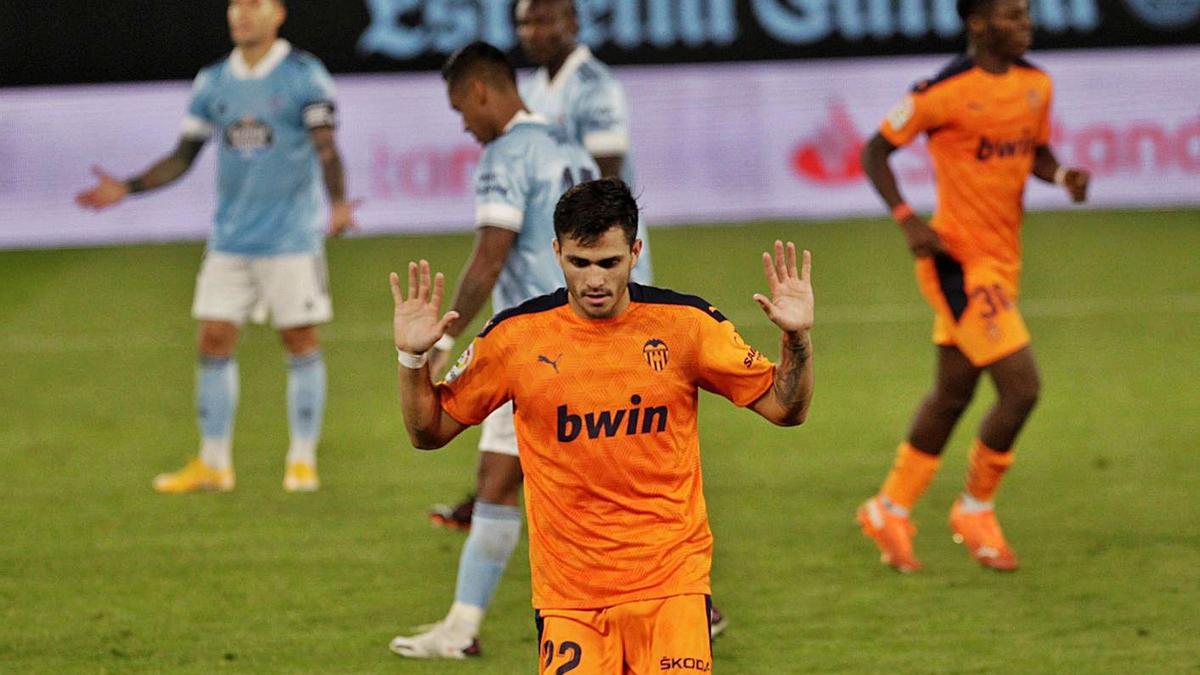 Maxi Gómez celebra discretamente su gol ante el Celta.